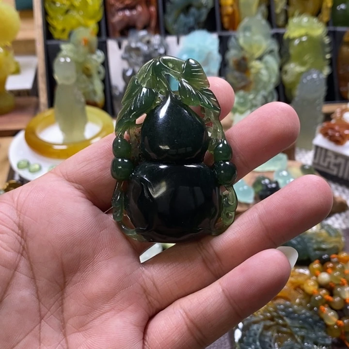 蛇纹石玉未镶嵌颈饰