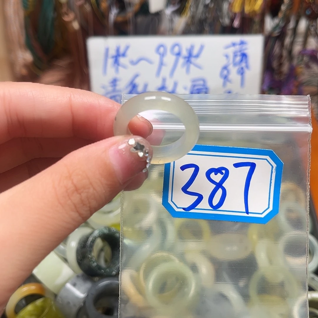 如***歌未镶嵌蛇纹石玉珠宝奇石