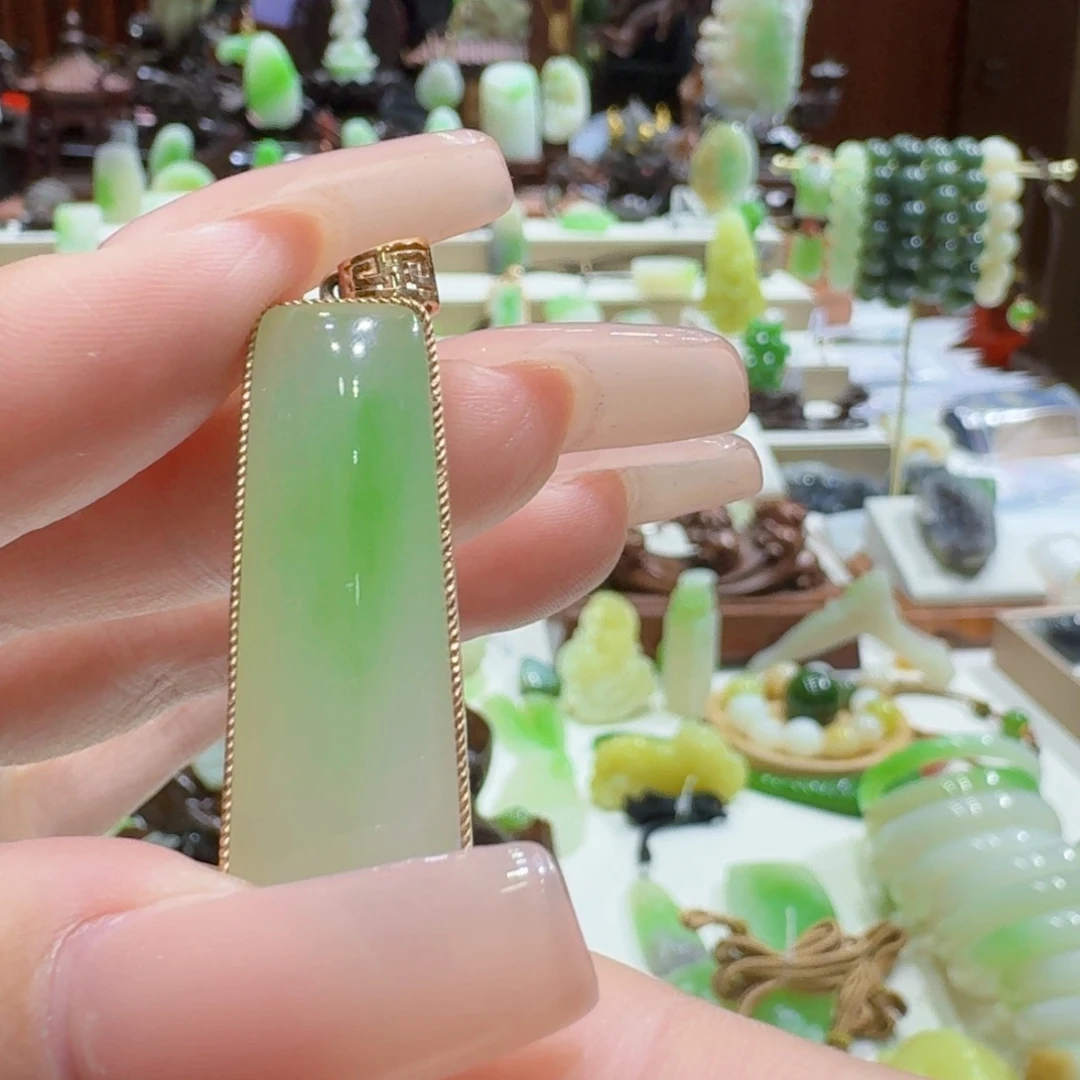 和田玉（翠青玉）18K金镶嵌挂件翠青面包牌