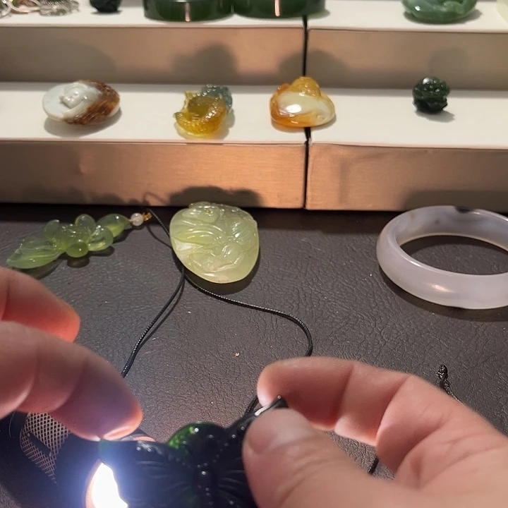 蛇纹石玉未镶嵌颈饰