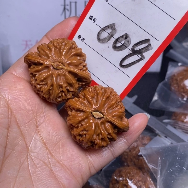 文玩核桃把件郑**r008，40宫灯