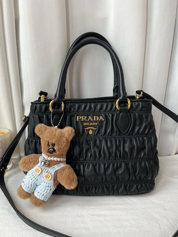 95新 Prada/普拉达 黑色褶皱羊皮中号手提单肩斜挎包