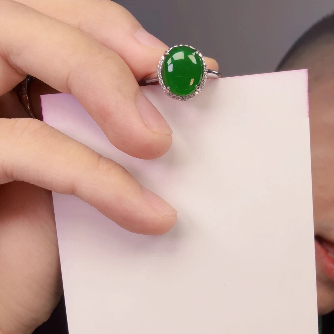 翡翠未镶嵌颈饰一件