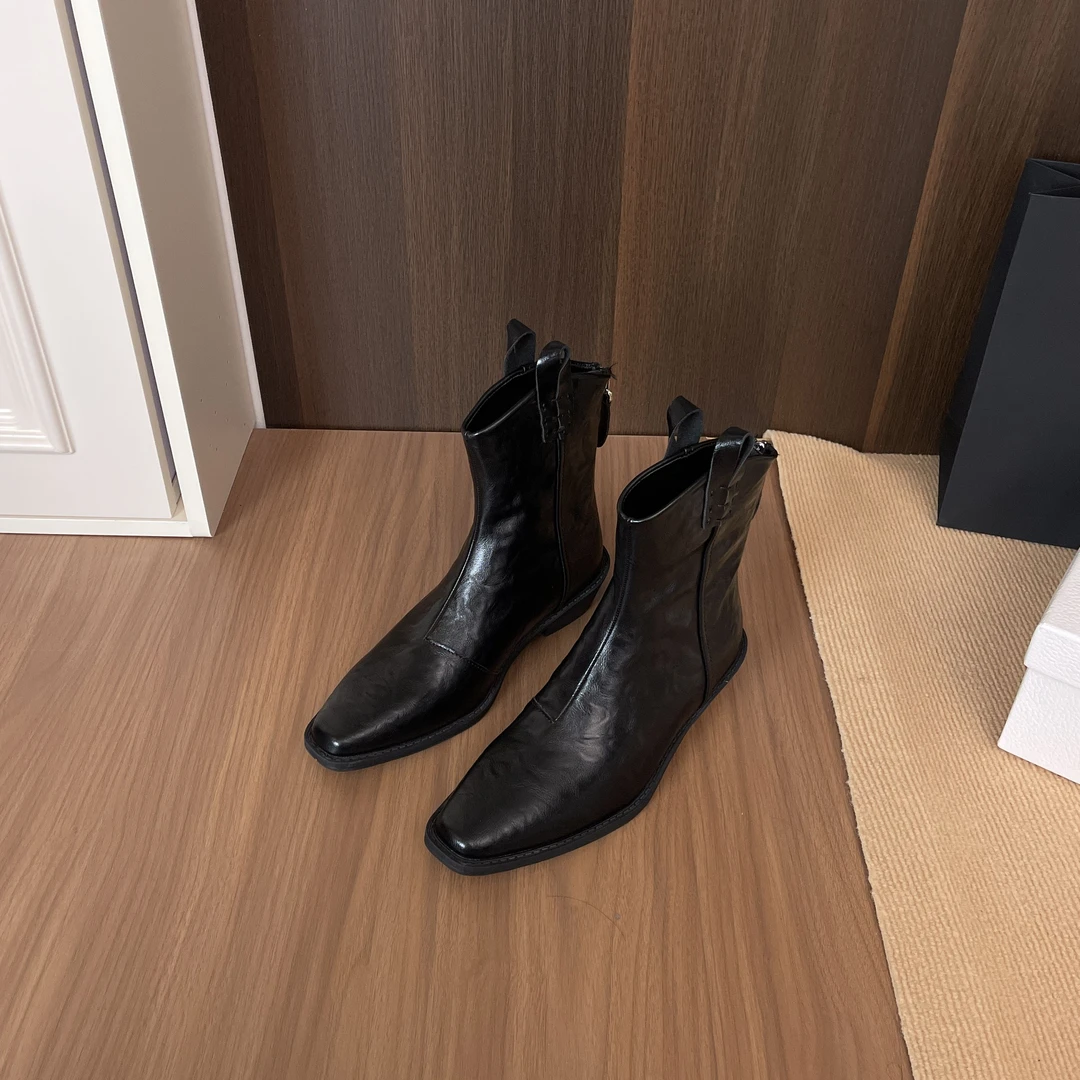 尖头V口复古马丁靴女2025年秋冬新款粗跟皱感时尚百搭短靴女
