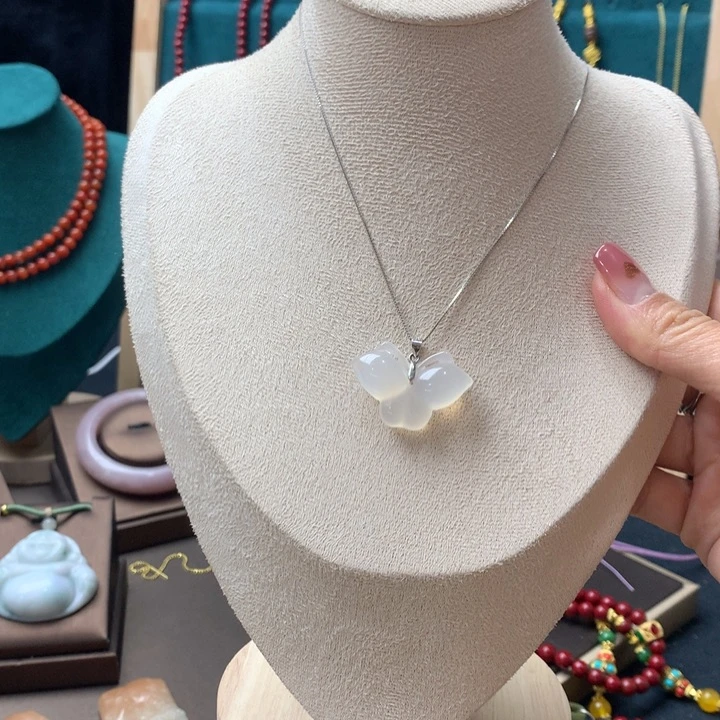 石英质玉颈饰足铂镶嵌大**宝