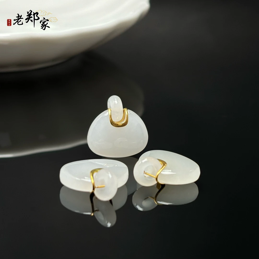 【老郑家】18K金和田玉吊坠 3360 多样性发1件 约14*17*5mm