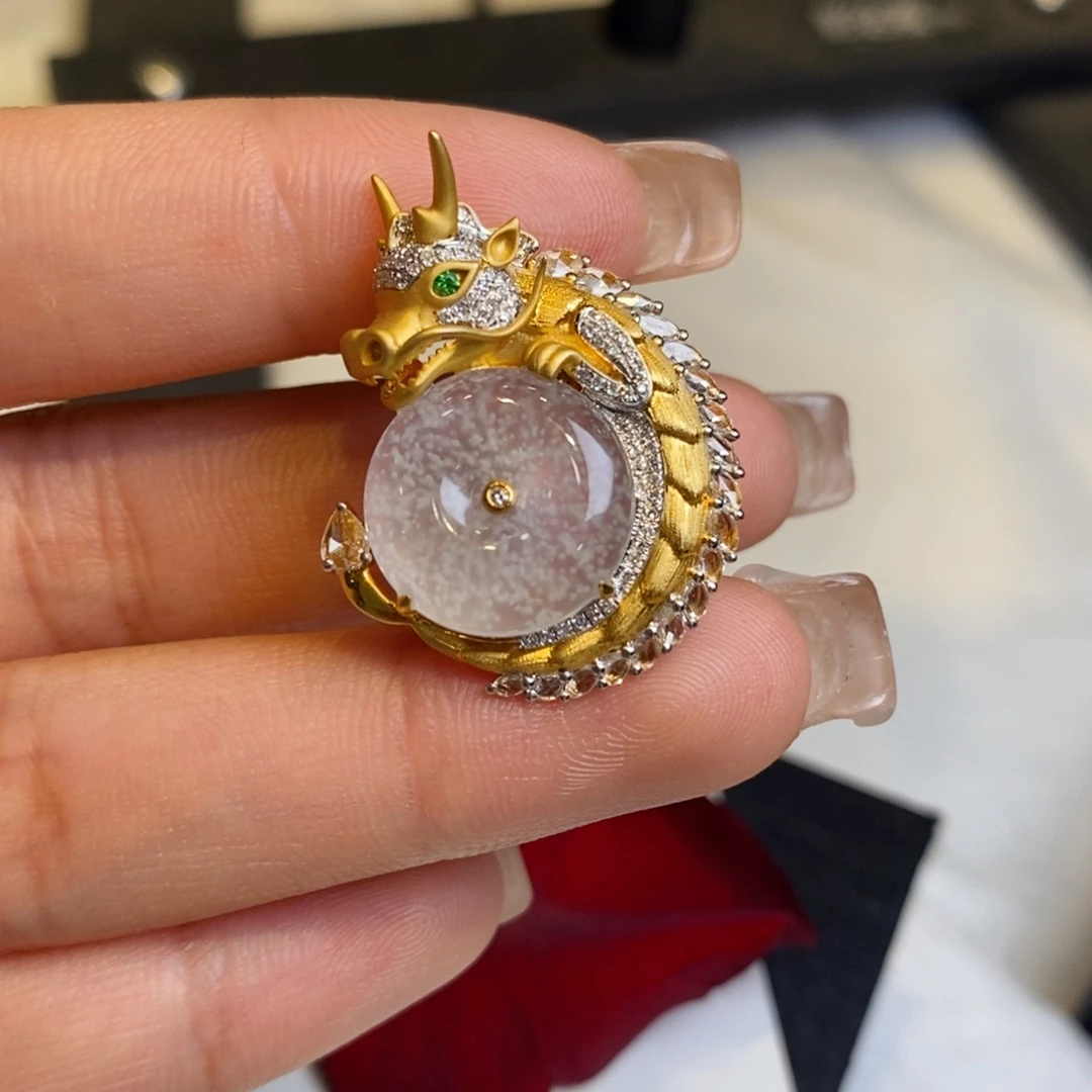 翡翠颈饰18K金镶嵌设计款平安扣钱，胸针