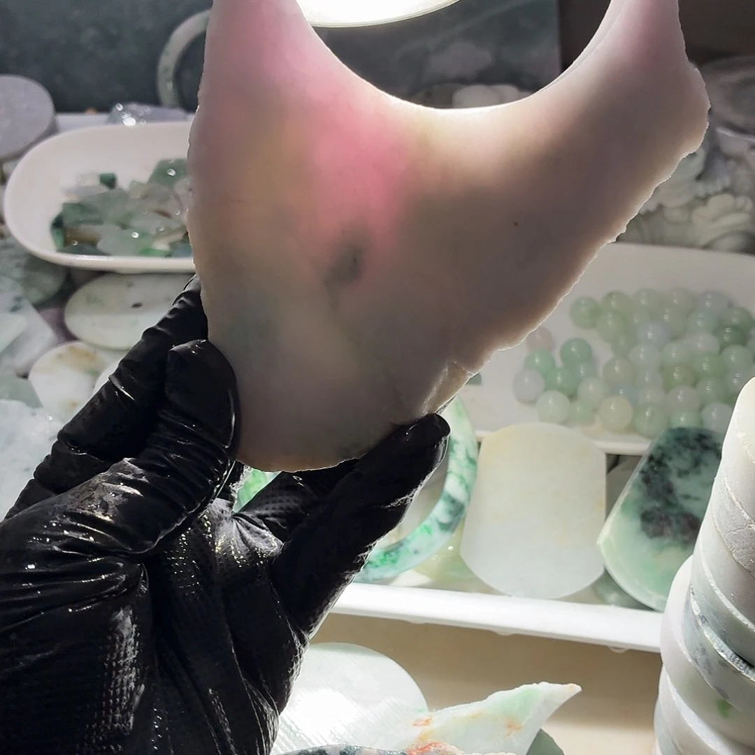 翡翠未镶嵌颈饰边角料