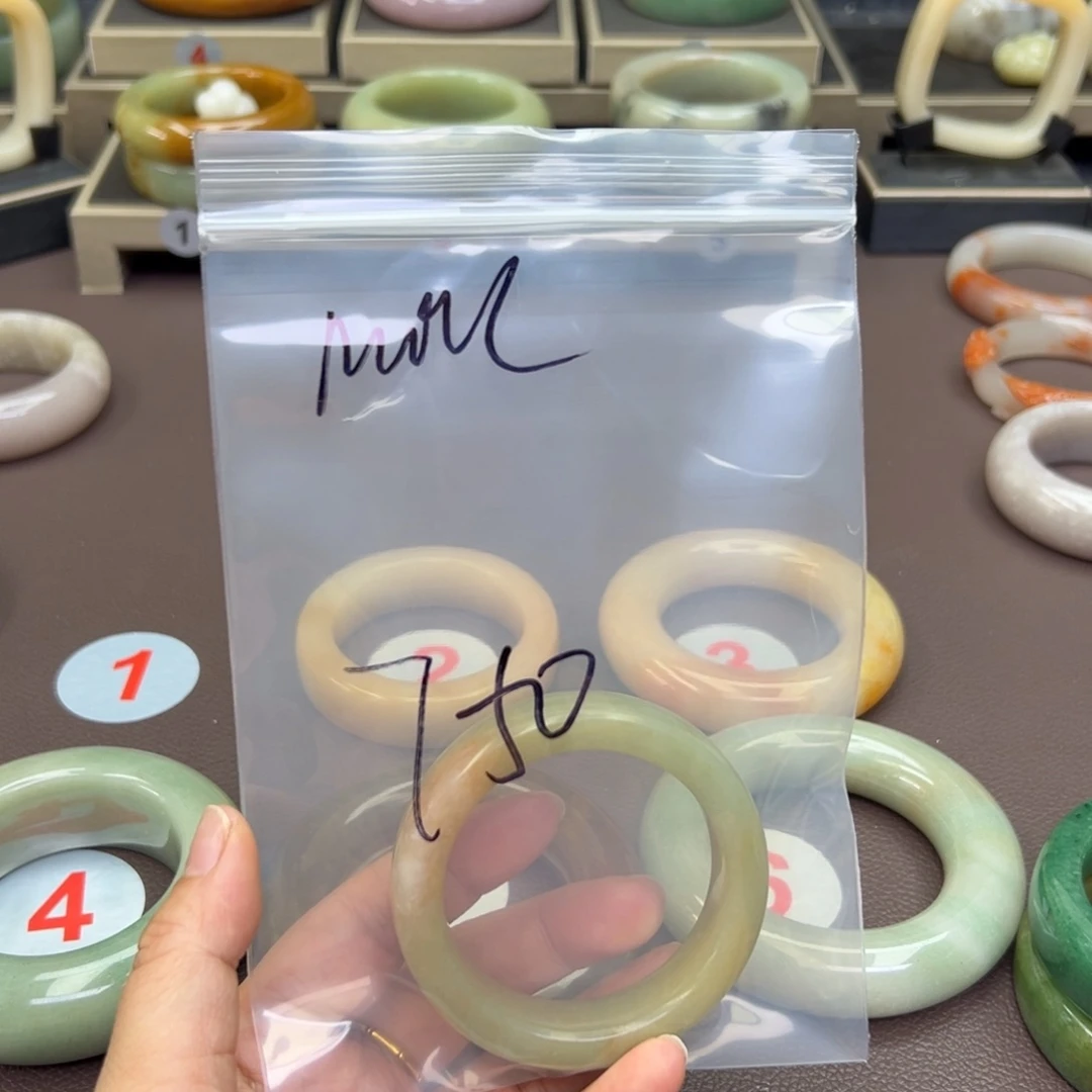 石英质玉手镯合金M***?