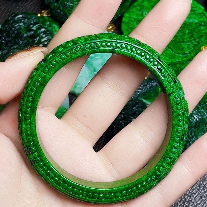 翡翠未镶嵌颈饰多样性