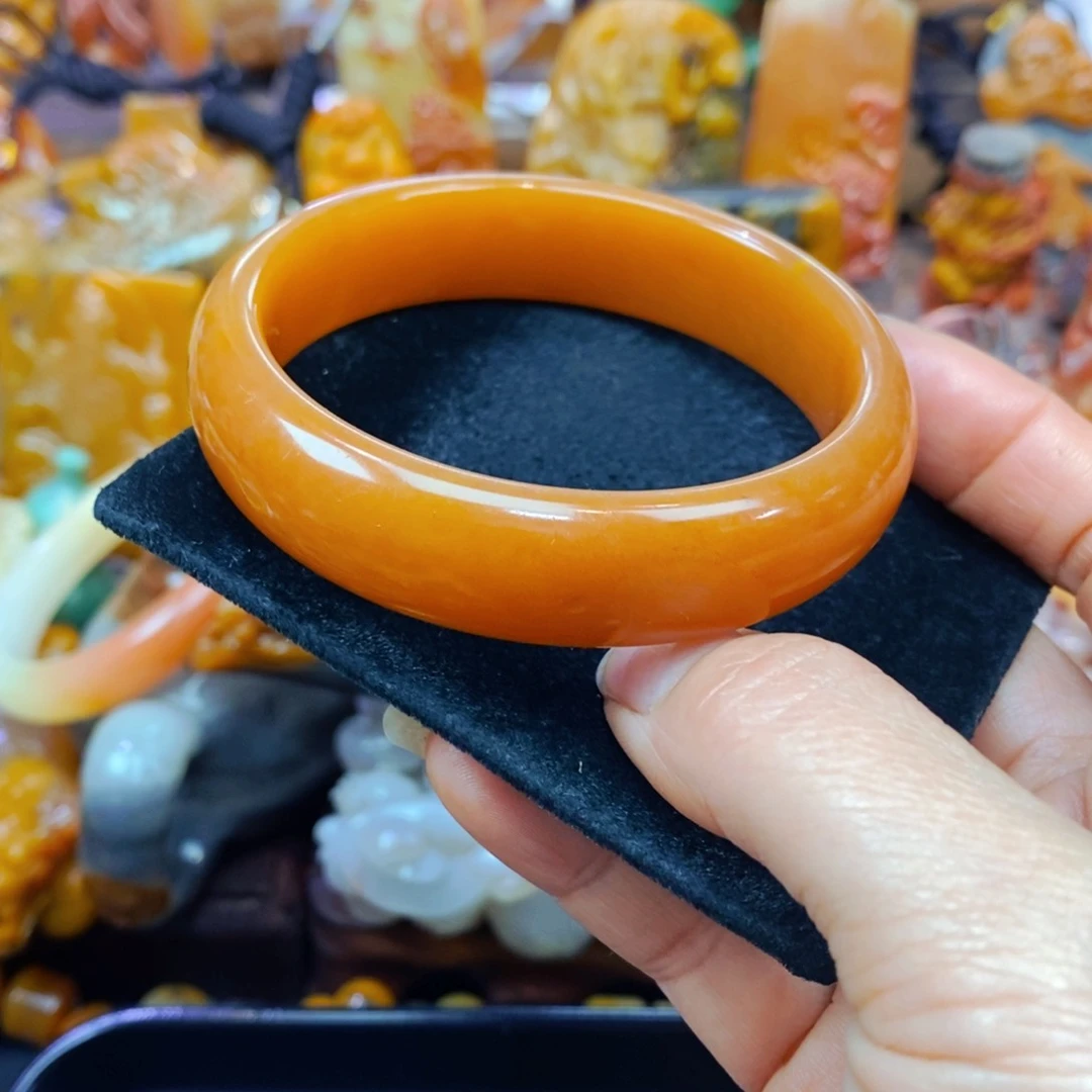 未镶嵌石英质玉（黄龙玉）颈饰