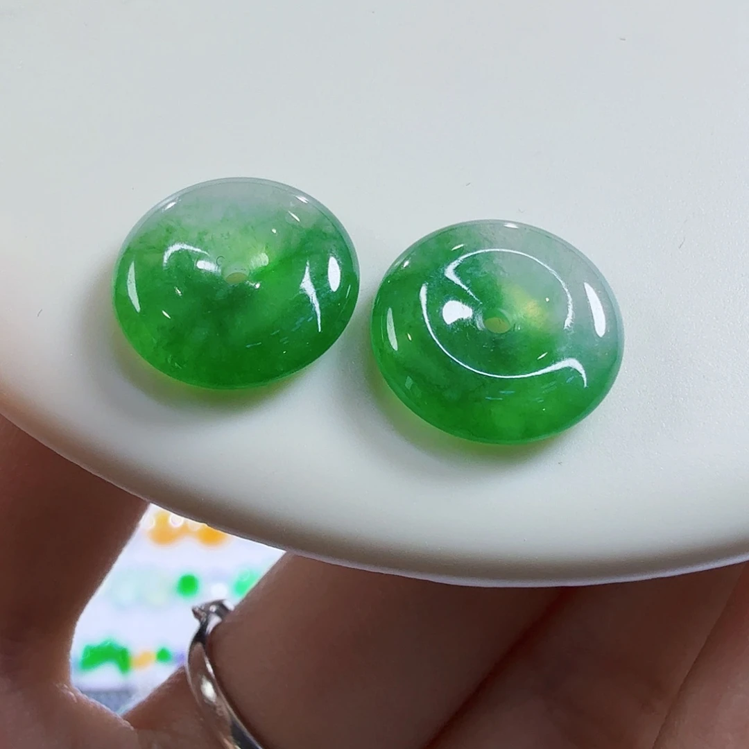 翡翠未镶嵌颈饰一对