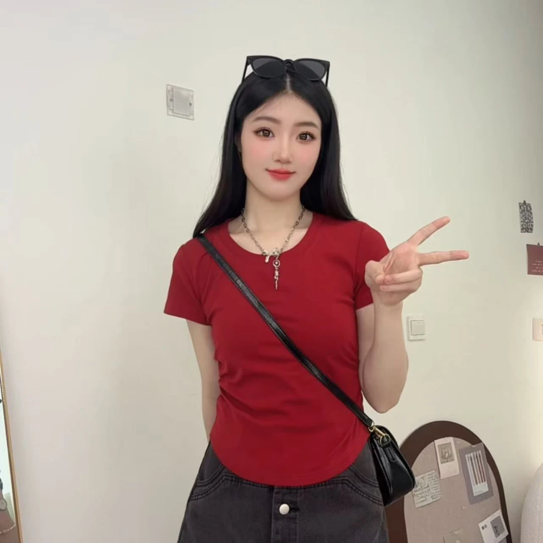 夏季新款不规则U领显胸褶皱短袖t恤女时尚修身弧形下摆辣妹红色