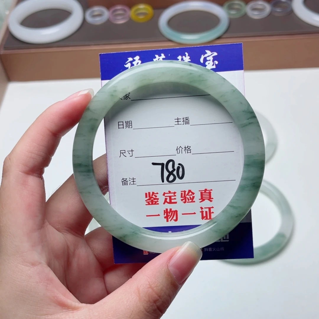 给***裙未镶嵌手镯石英质玉