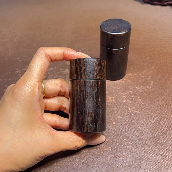 紫光檀牙签罐。