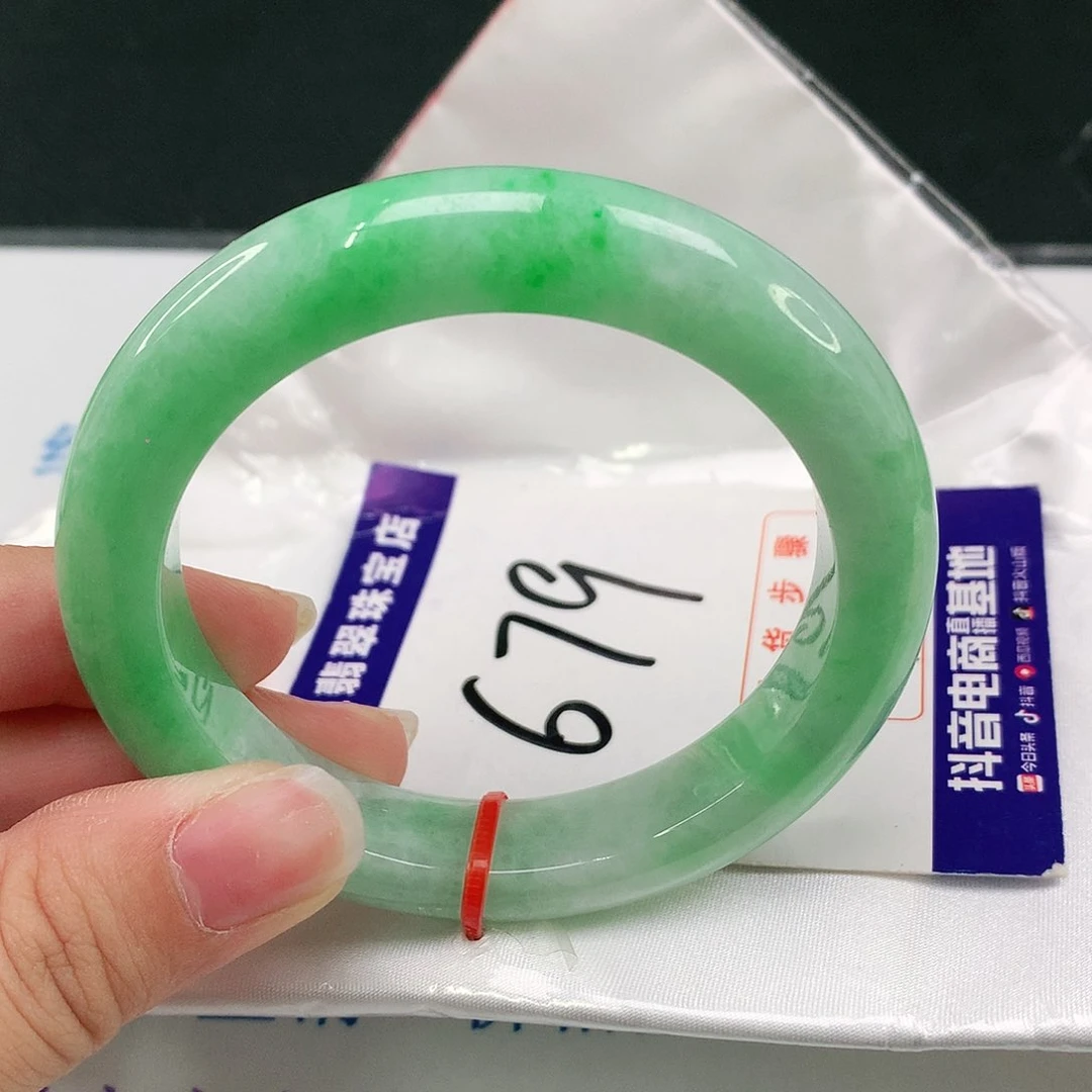 翡翠手镯未镶嵌翡翠