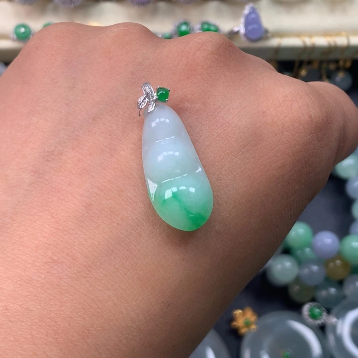 翡翠18K金镶嵌颈饰