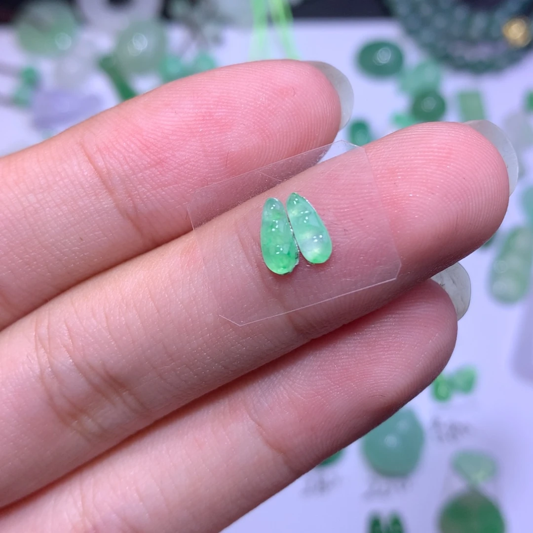 翡翠未镶嵌颈饰豆