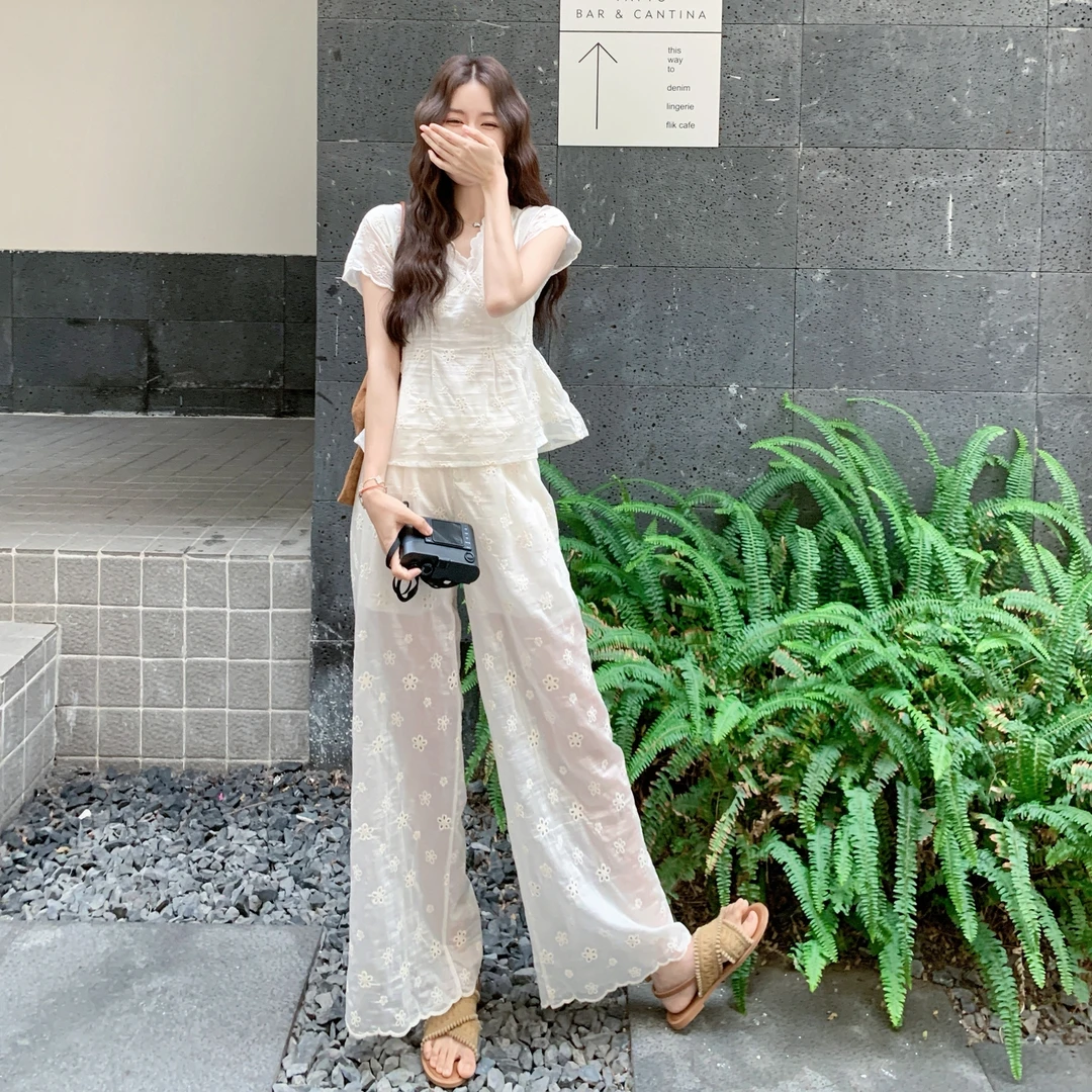 韩系绝美小套装女夏日ootd气质韩系白色镂空刺绣上衣阔腿裤两件套