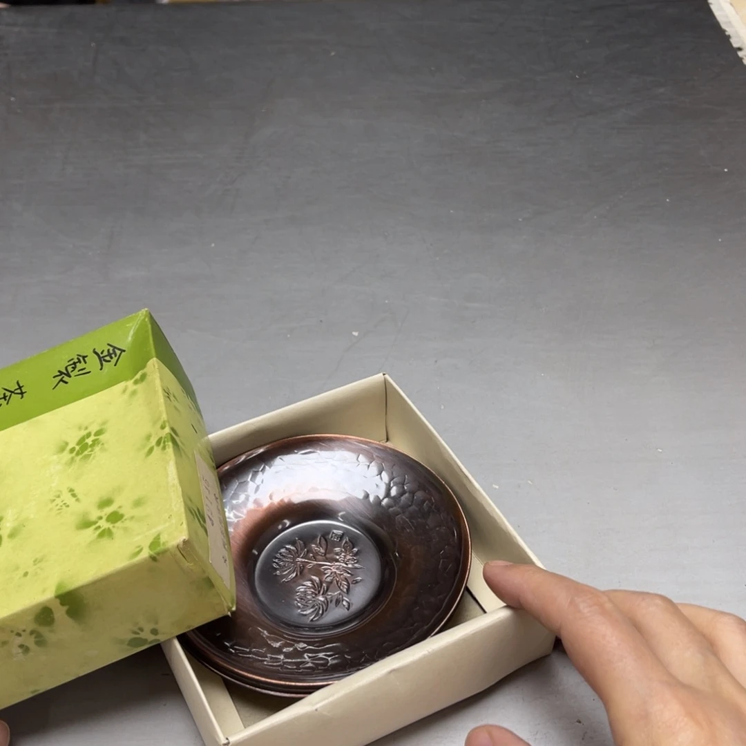 瓷片高***夫密密麻麻地排列着一个大