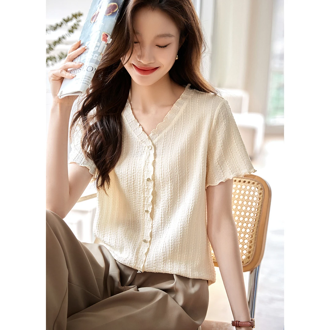 沫晗依美【糖果T】2025夏新款百搭T恤设计感肌理V领木耳边T恤9554