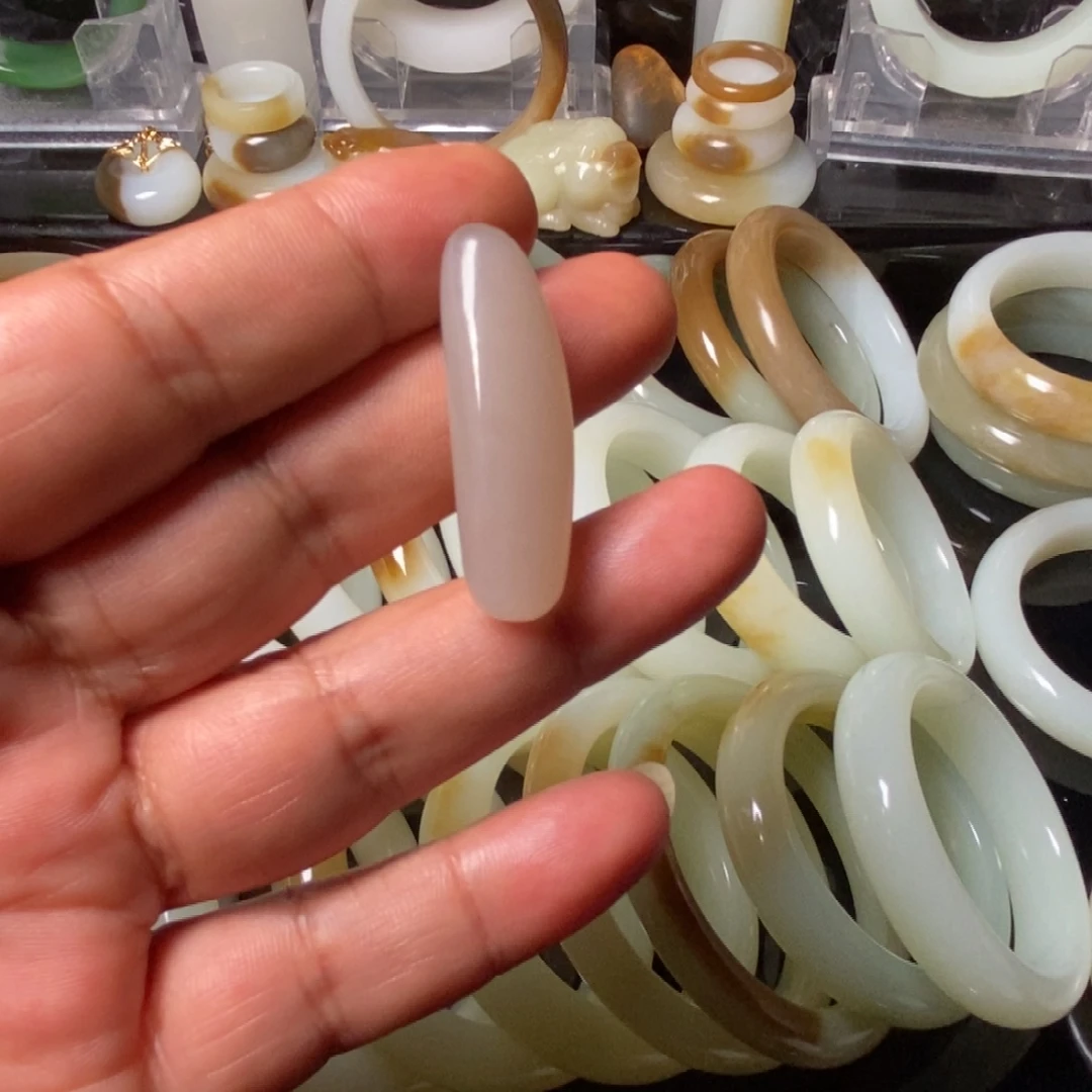 百***合和田玉（糖玉）未镶嵌颈饰