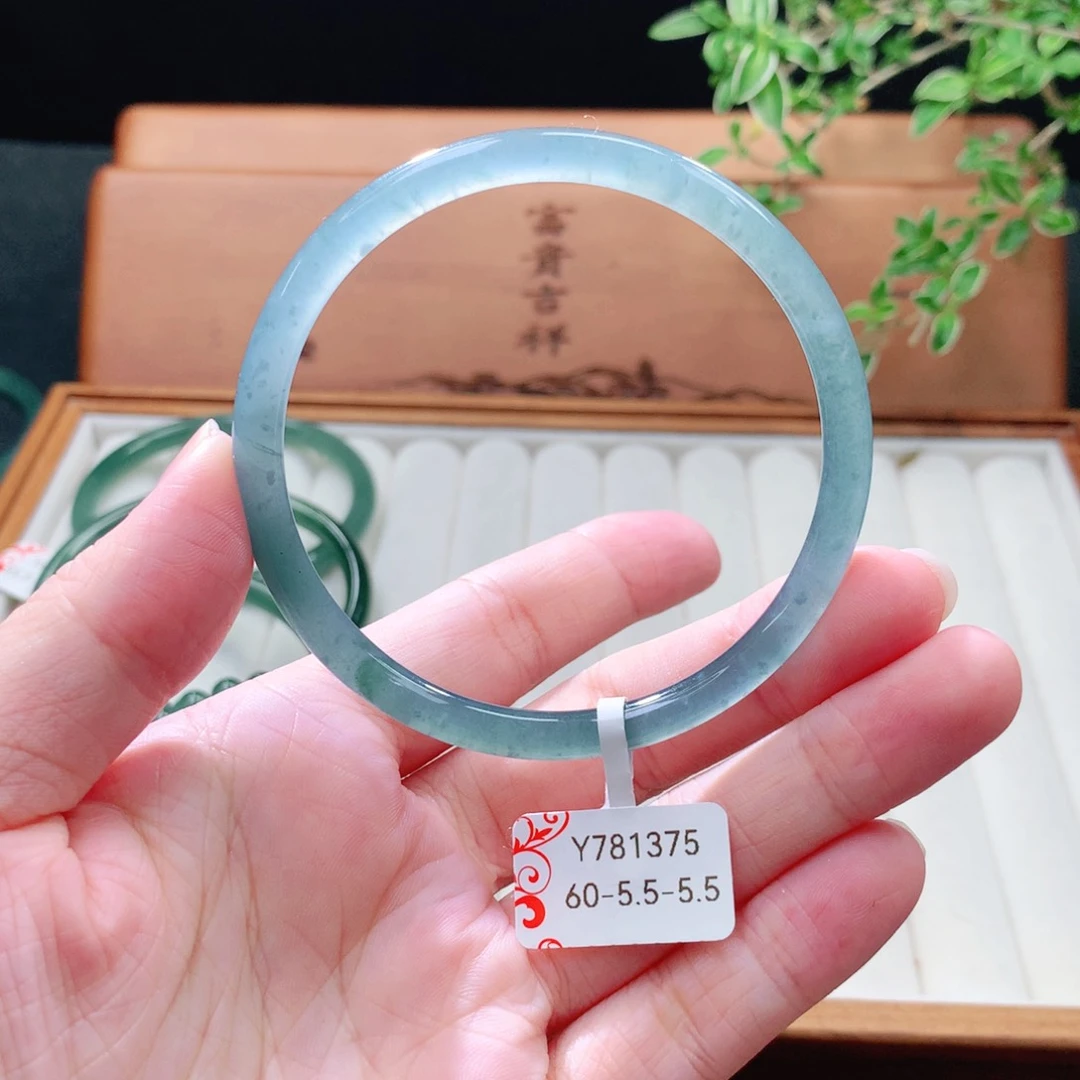 未镶嵌手镯（圆镯）翡翠