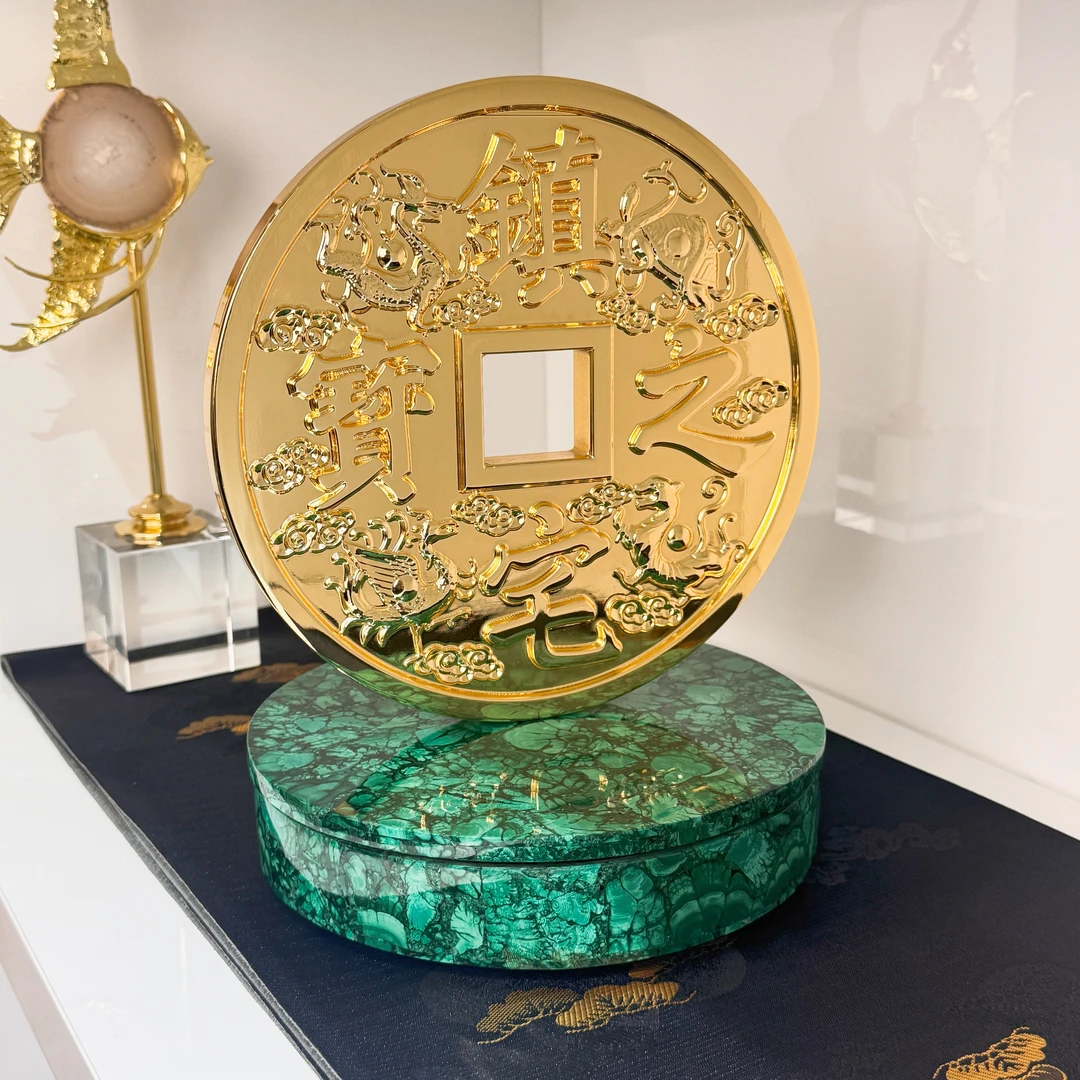 别墅高级客厅玄关摆件孔雀绿底座大金币书房创意摆件礼品艺术摆件