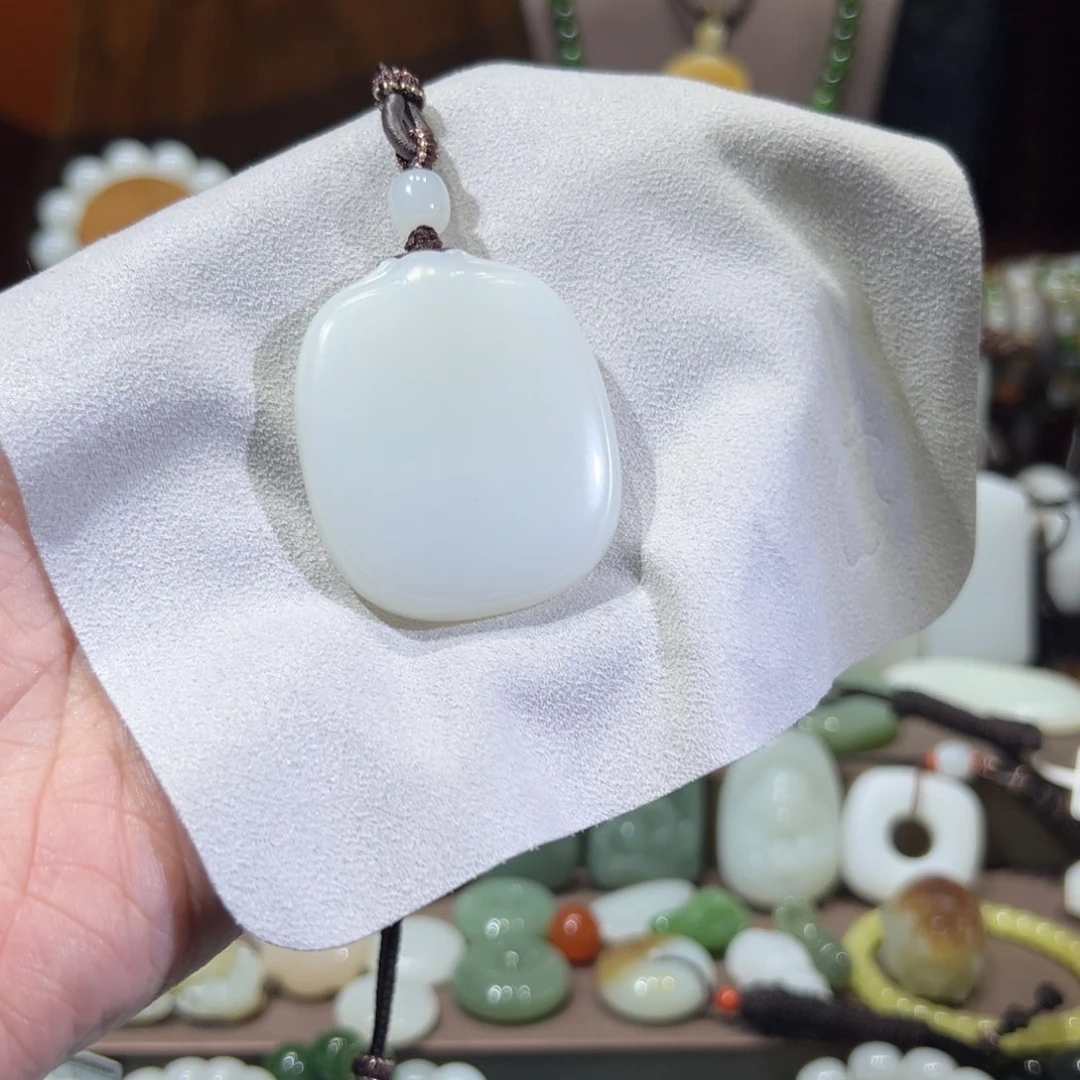 和田玉未镶嵌颈饰某