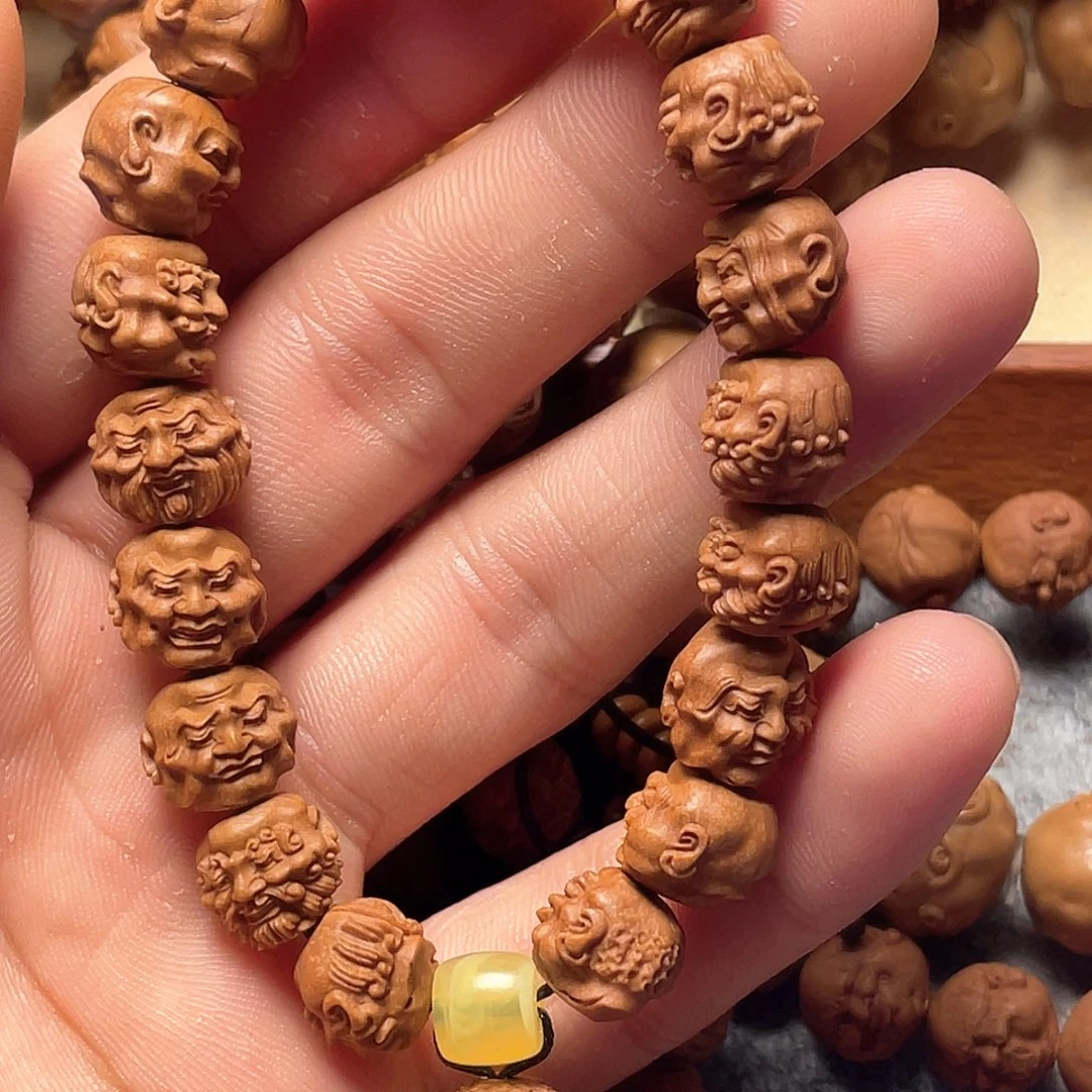 龙纹桃核雕刻虚派罗汉