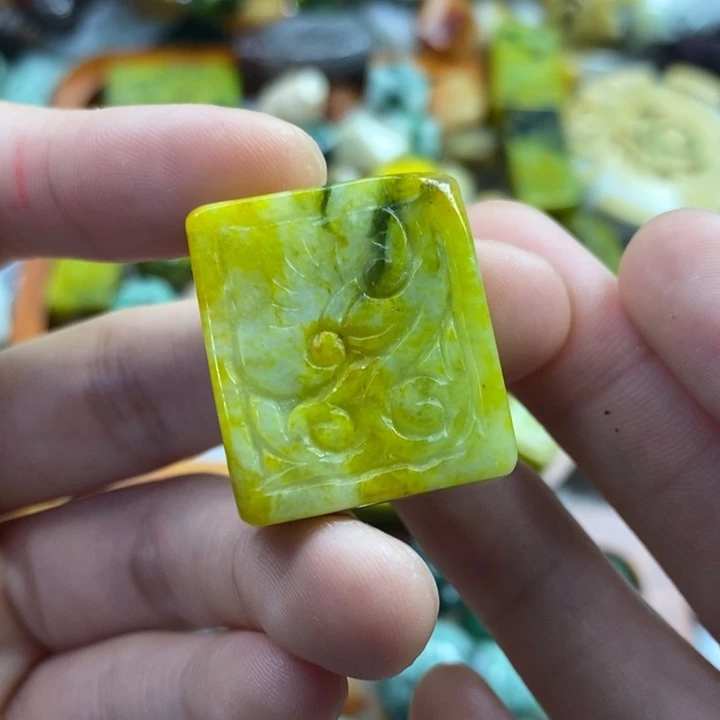 翡翠未镶嵌颈饰三****）