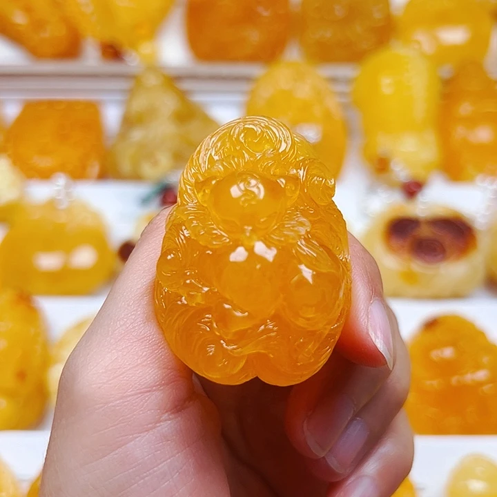 琥珀未镶嵌颈饰九尾狐