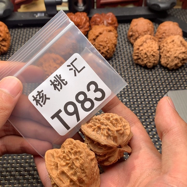 文玩核桃吊坠凤凰岭