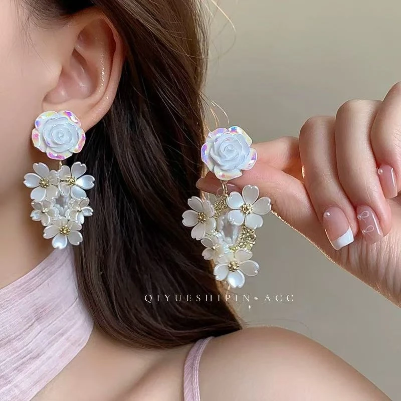 超仙白色山茶花耳钉 A184