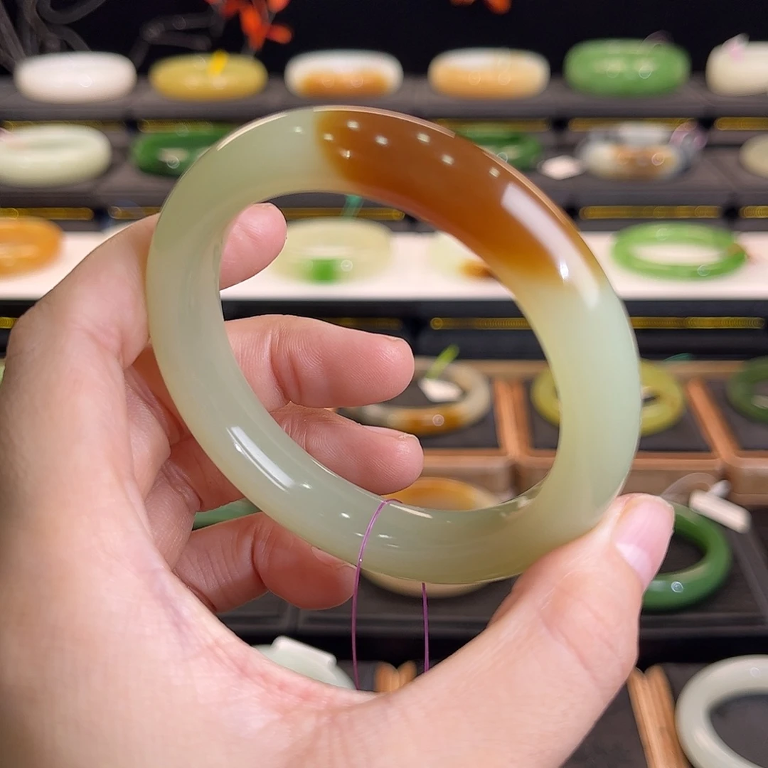 和田玉未镶嵌手镯油糕底黄底红糖