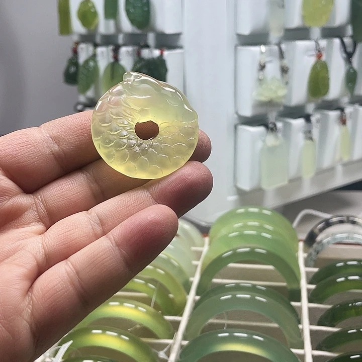 蛇纹石玉颈饰未镶嵌