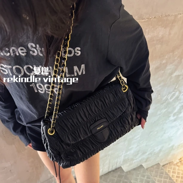 95新 Prada/普拉达 复燃精选/黑金褶皱猪鼻子链条单肩斜挎包