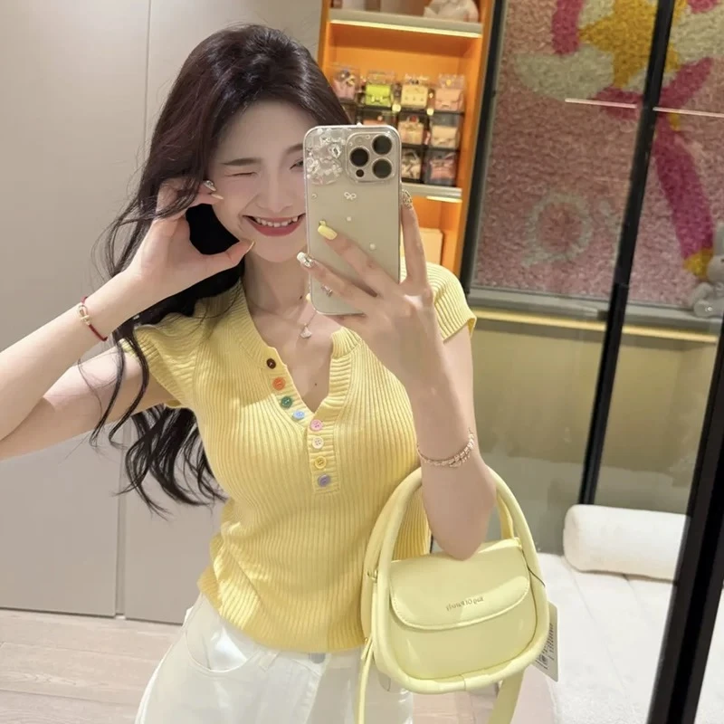 彩色纽扣V领针织衫短袖t恤女夏季新款多巴胺修身独特短款冰丝上衣