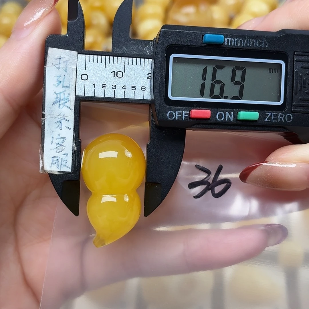 清***度蜜蜡未镶嵌裸石微瑕