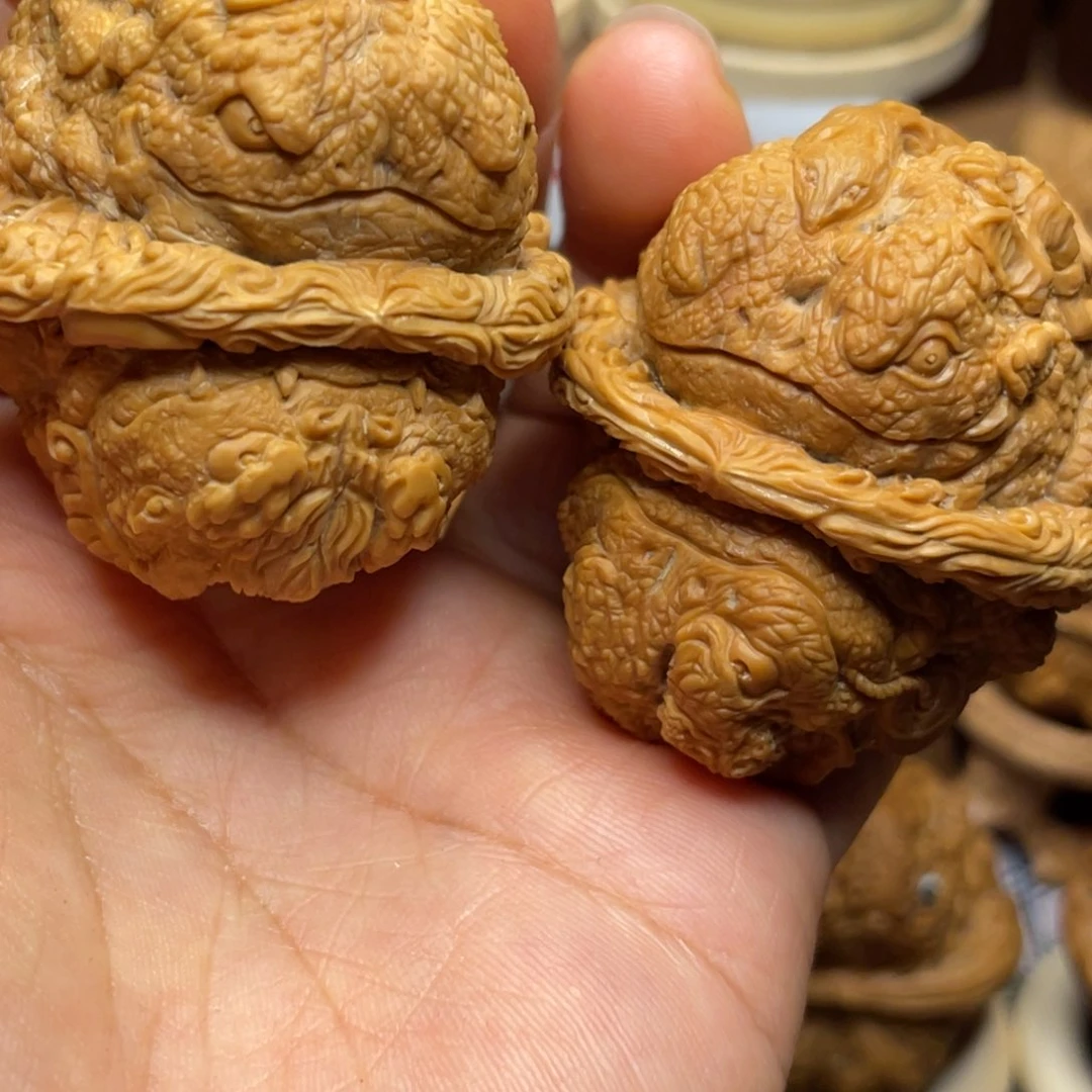 吉****山海经金蝉蛤蟆头核桃雕刻