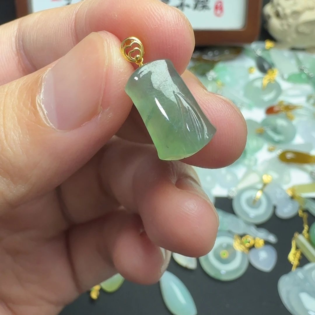 翡翠18K金镶嵌颈饰小竹节