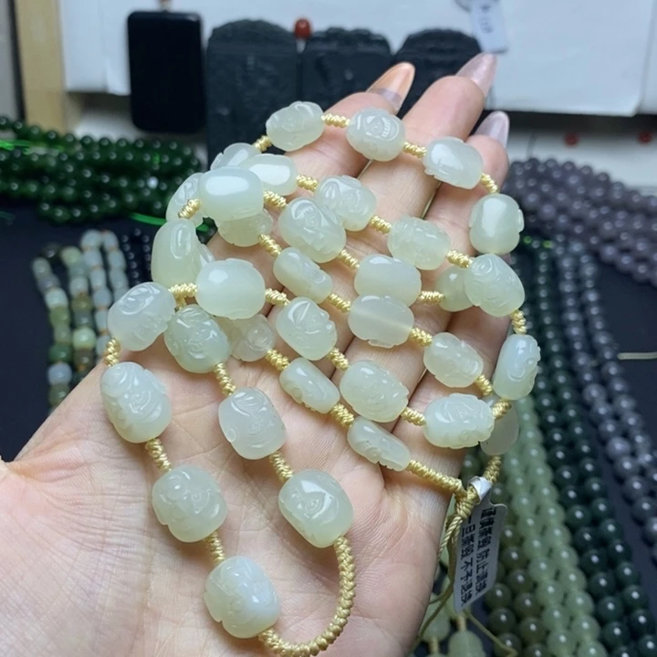 和田玉未镶嵌颈饰雪**蝶