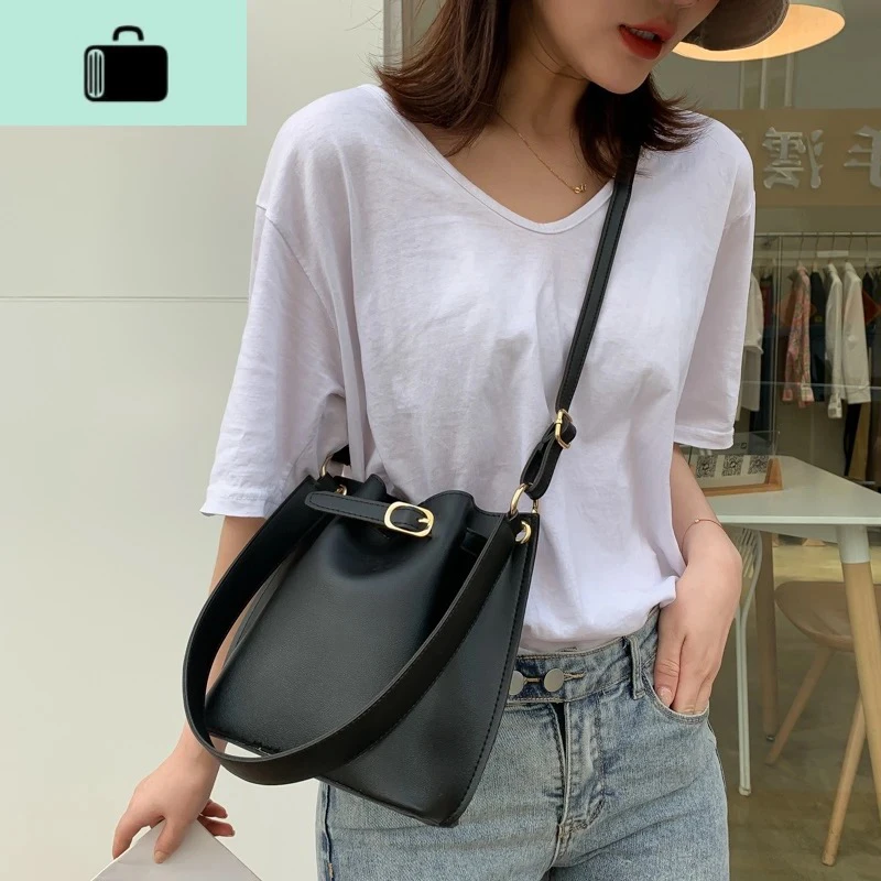 户外女包经典百搭网红时尚休闲女士简约韩版单肩肩包洋气真皮复古