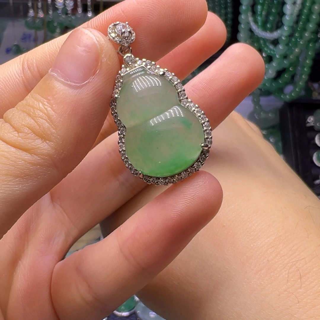 石英质玉（非洲翠）未镶嵌颈饰