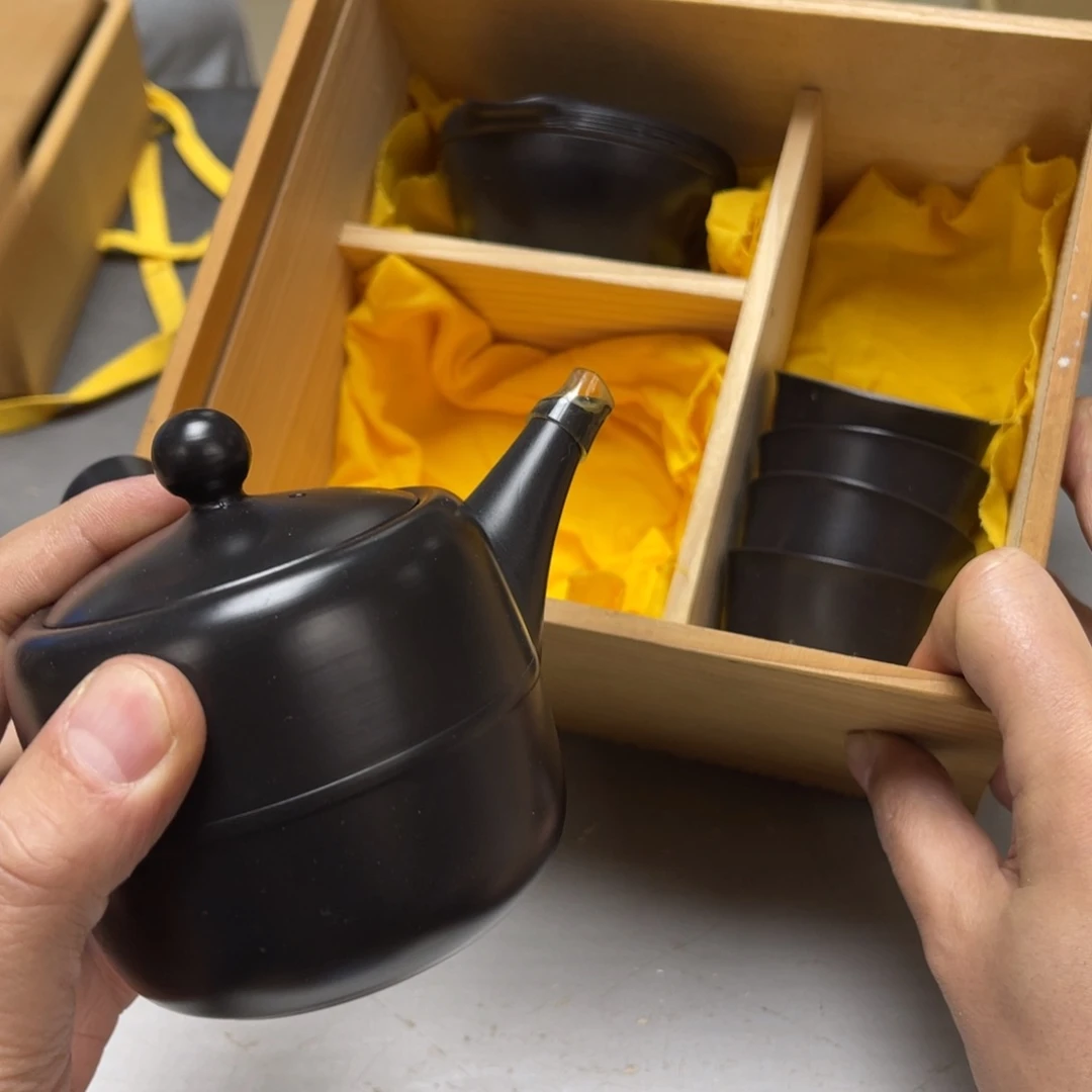 瓷片曹****T密密麻麻地排列在一起形成