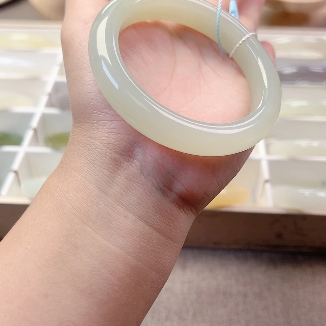 和田玉未镶嵌手镯