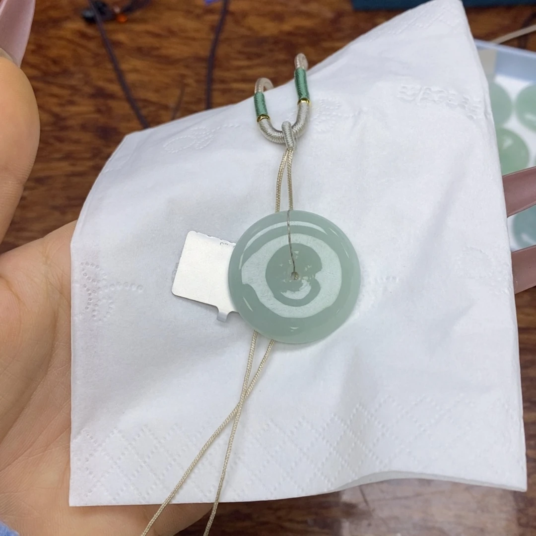 翡翠颈饰未镶嵌平安扣