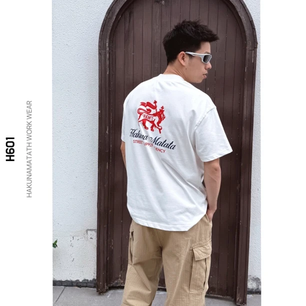 无忧无虑战旗狮子大螺纹圆领短袖T恤