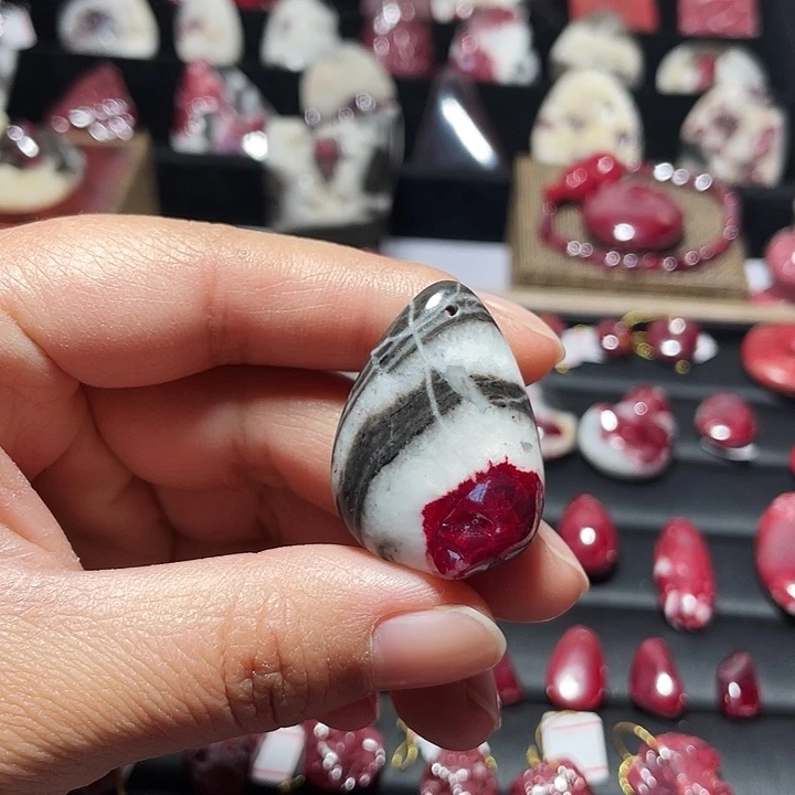 天然辰砂原石晶体吊坠