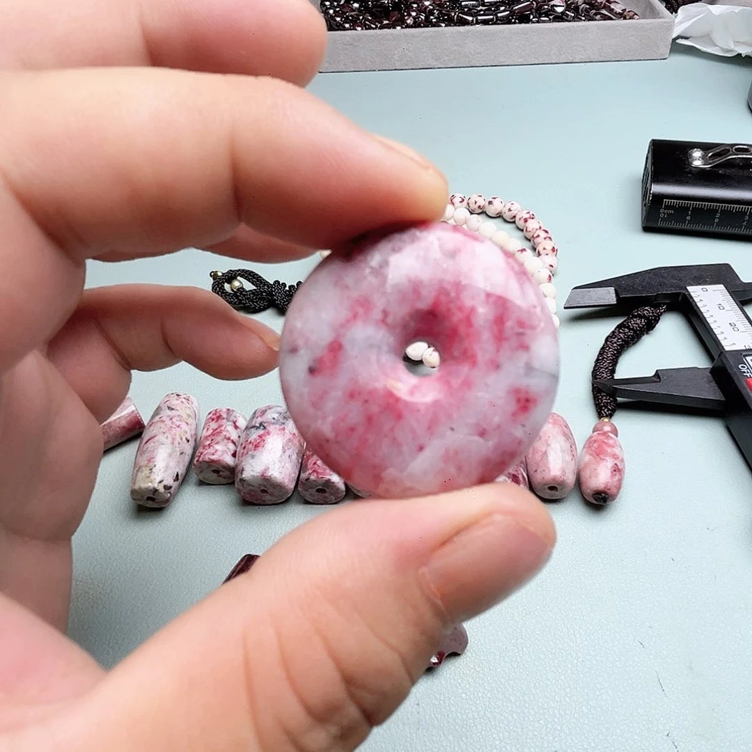 粗砂天然朱砂辰石吊坠